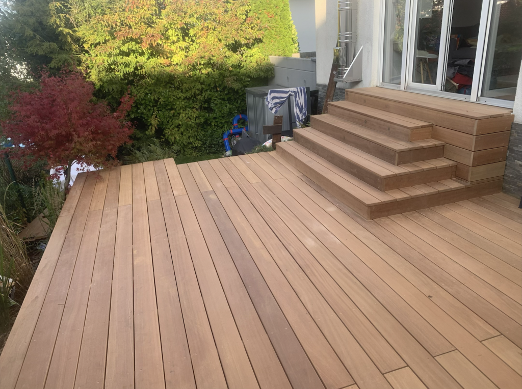 Neue Bangkirai Holzterrasse im Garten Referenzprojekt Frankfurt Umgebung