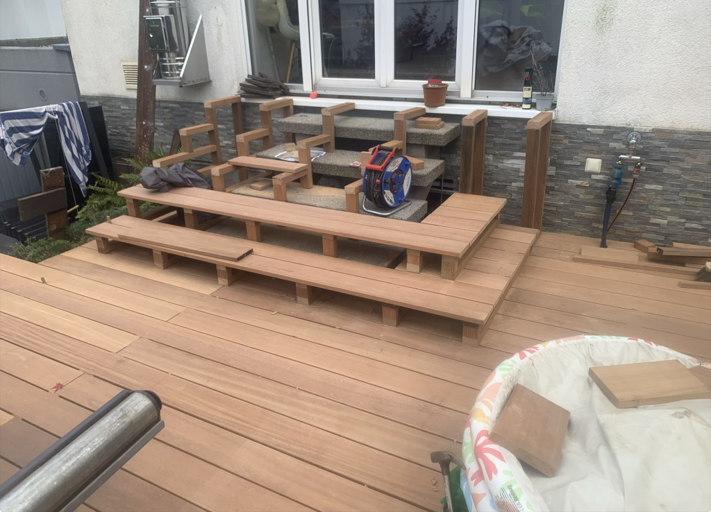 Bangkirai Holzterrasse mit Treppenanlage im Garten Terrassenbau Frankfurt Bau der Zugangstreppe