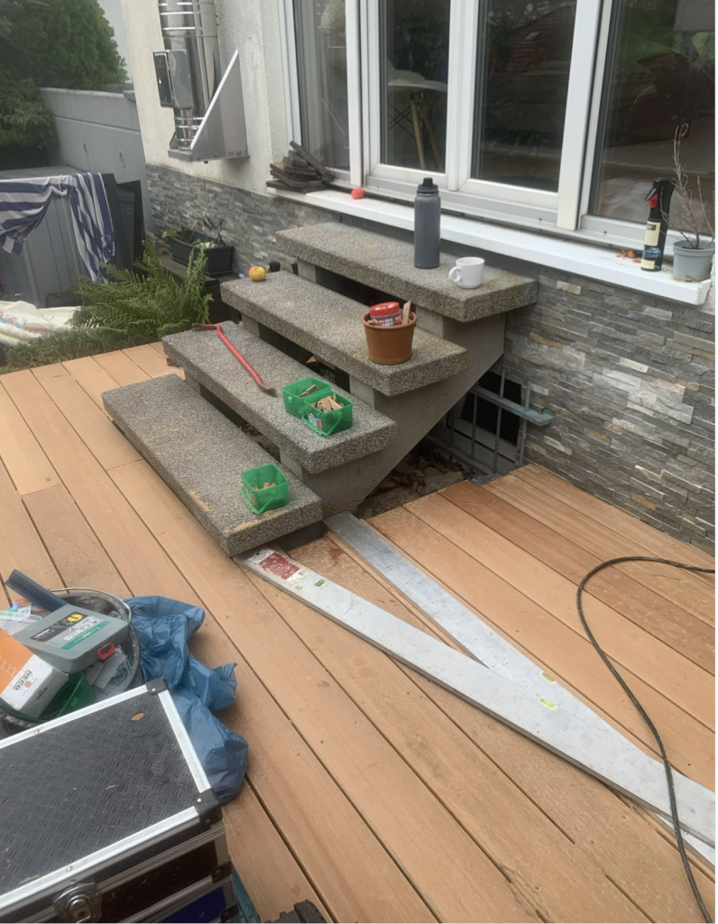 Bangkirai Holzterrasse mit Treppenanlage im Garten Terrassenbau Frankfurt Bau der Zugangstreppe