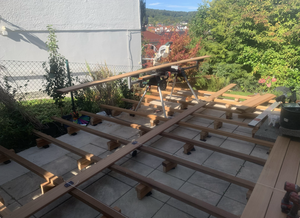 Bangkirai Holzterrasse mit Treppenanlage im Garten Terrassenbau Frankfurt Bau der Unterkonstruktion 