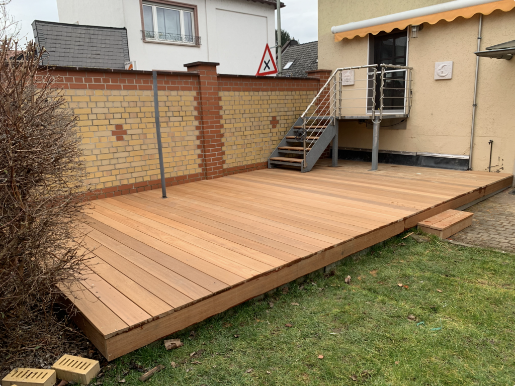 Bangkirai Holzterrasse im Garten nach Sanierung Offenbach Rumpenheim
