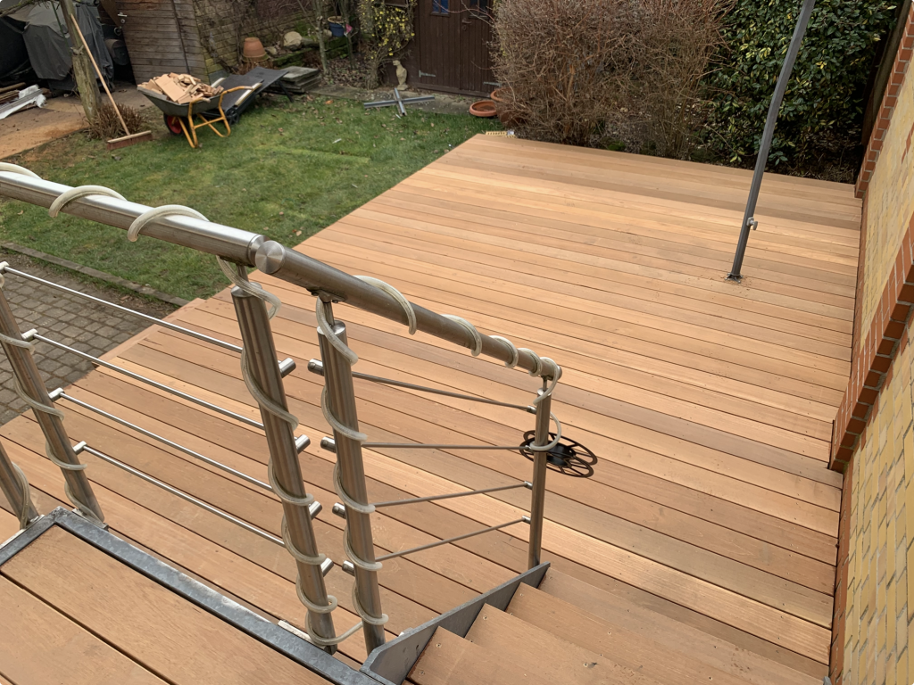 Bangkirai Holzterrasse im Garten nach Sanierung Offenbach Rumpenheim