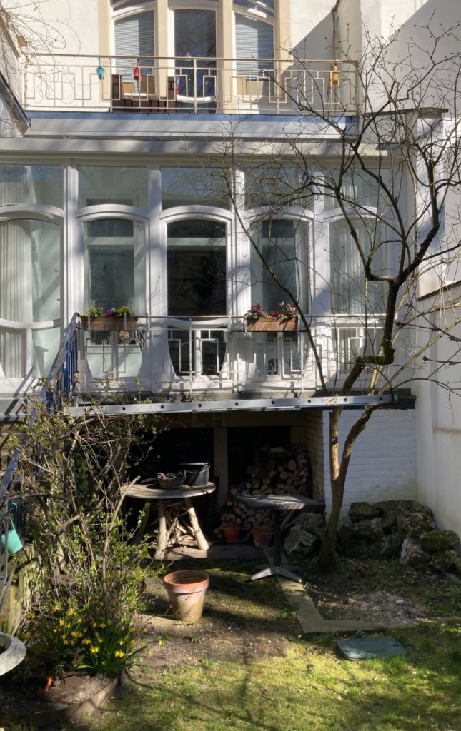 Vorher-Aufnahme für Aufgeständerte Bangkirai Holzterrasse im Garten mit individueller Anpassung an vorhandene Bäume