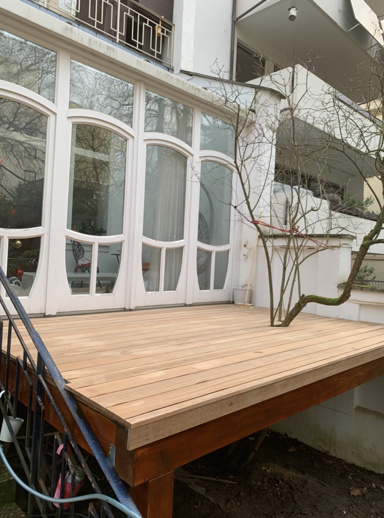 Bangkirai Holzterrasse mit integriertem Baumdurchlass im Garten im Raum Frankfurt verdeckte Verschraubung