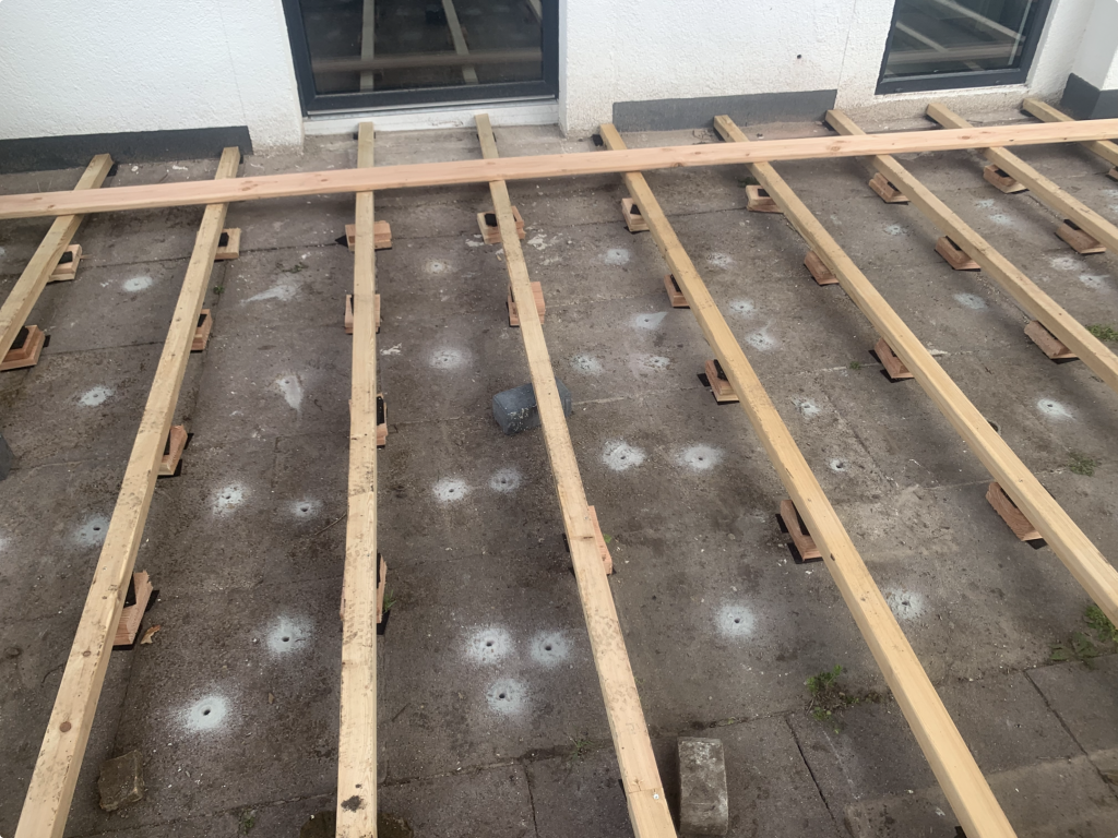 Unterkonstruktion einer Douglasien Holzterrasse auf Plattenlager im Garten – Terrassenbau im Raum Frankfurt