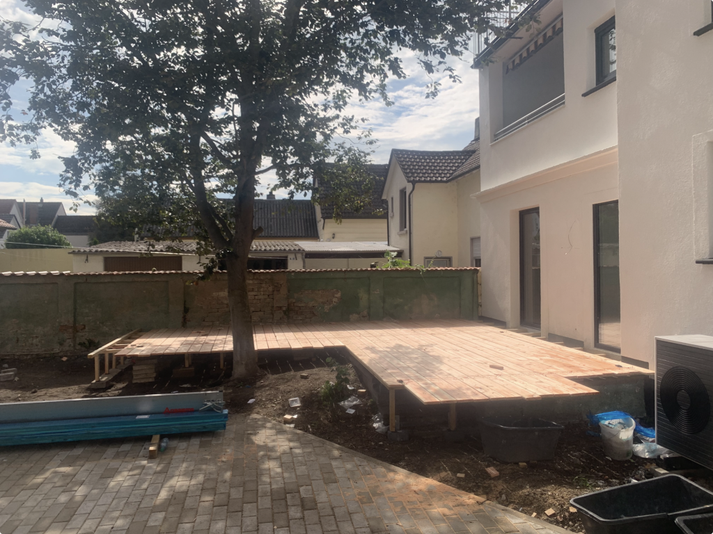 Holzterrasse aus Douglasie im Bau mit integriertem Baumdurchlass im Garten im Raum Frankfurt