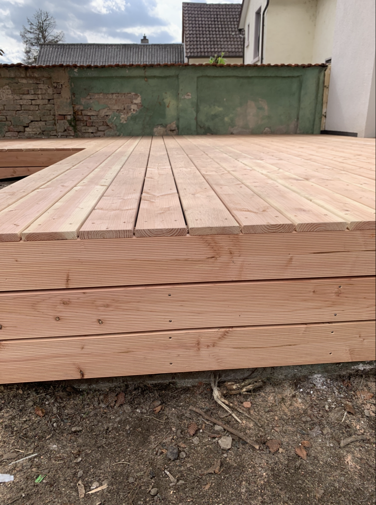 Randabschluss einer neuen Holzterrasse aus Douglasie mit sauber ausgeführter Terrassenkante im Raum Frankfurt