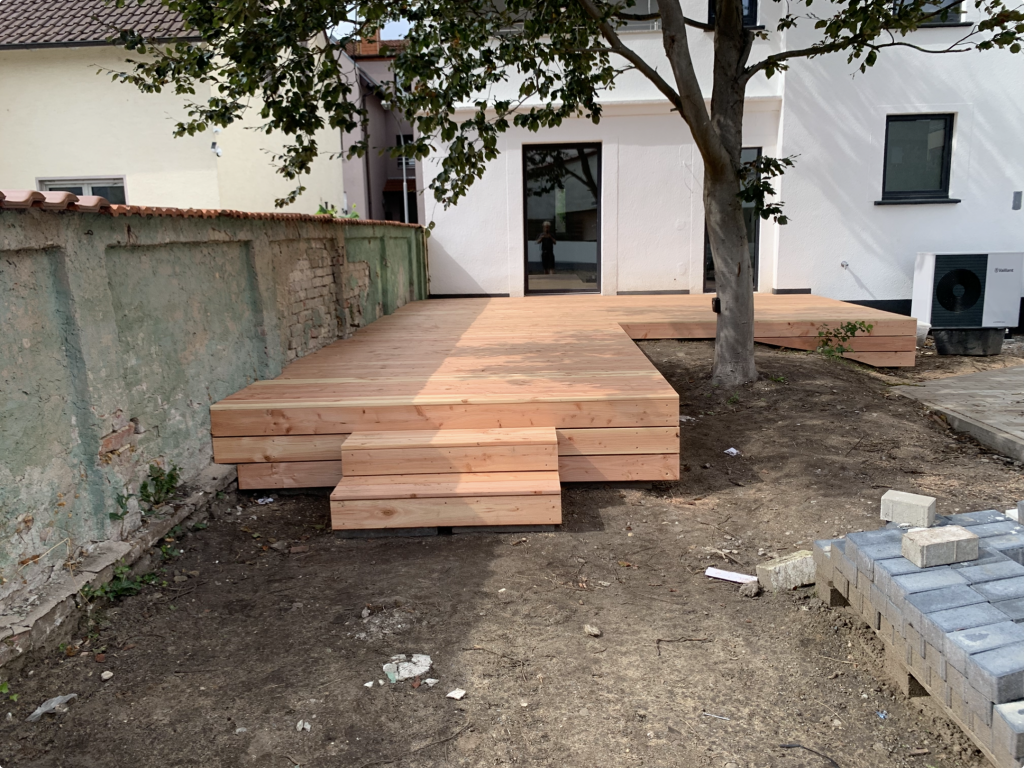 Holzterrasse aus Douglasie mit integrierter Stufe im Garten – Terrassenbau im Raum Frankfurt