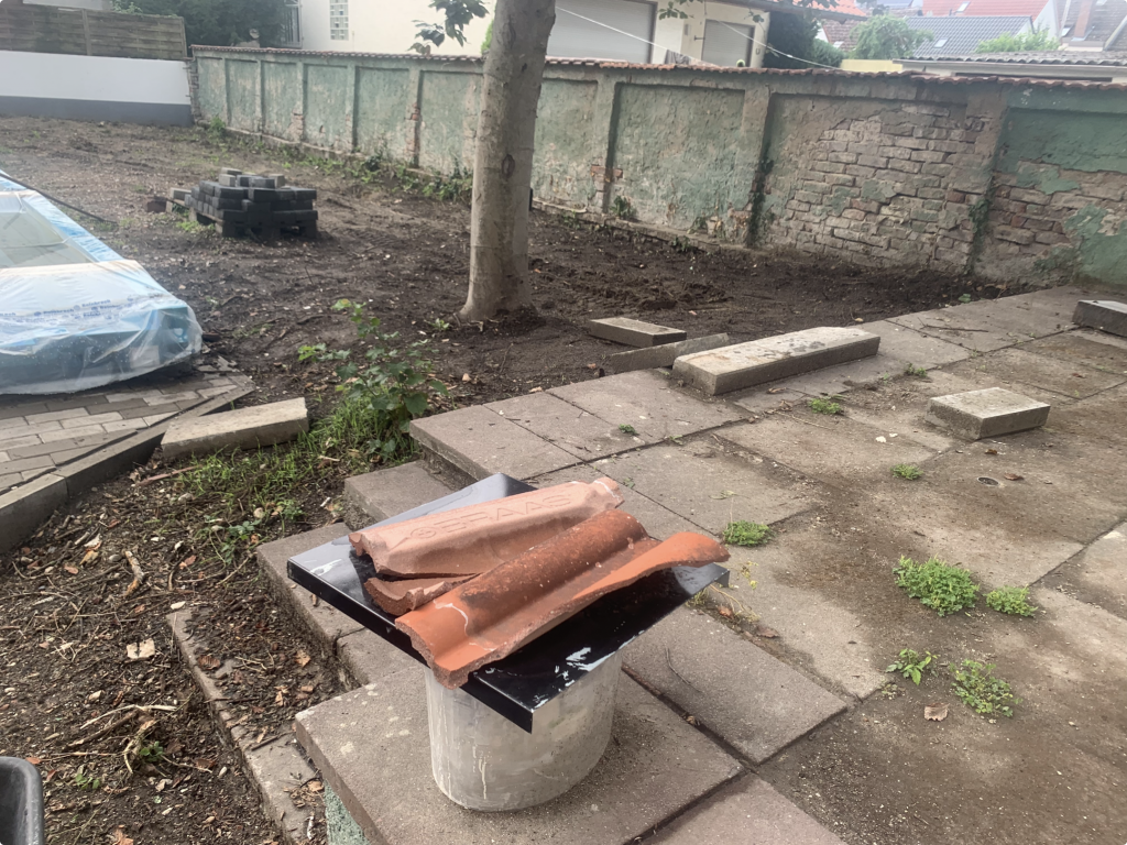 Vorbereitung des Untergrunds für den Bau einer Douglasien Holzterrasse im Garten im Raum Frankfurt