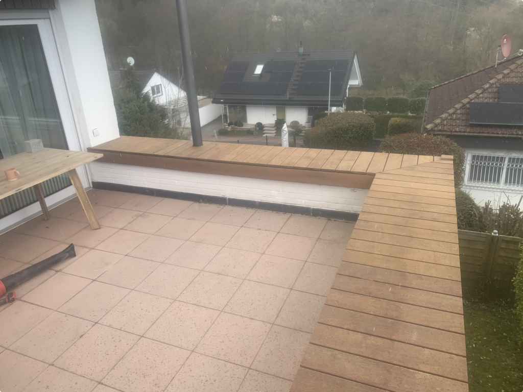 Maßgefertigte Ipe Holzabdeckung auf bestehenden Pflanzkästen als Sitzpodest auf einer Terrasse in Bad Soden
