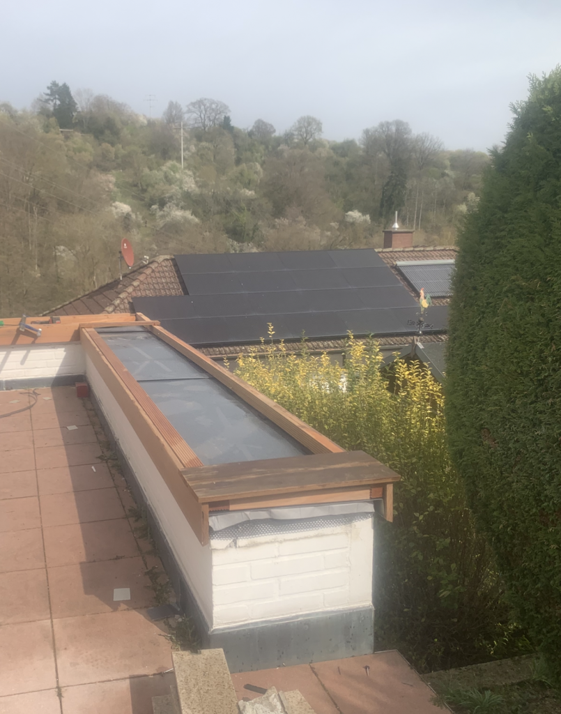 Beginn der Montage der Unterkonstruktion und Ipe Terrassendielen auf bestehenden Pflanzkästen in Bad Soden