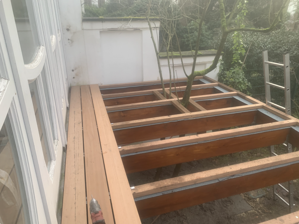 Terrassenbau einer aufgeständerten Bangkirai Holzterrasse im Raum Frankfurt