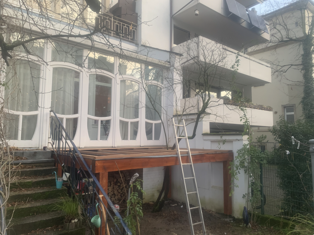Stabiler Unterbau einer Bangkirai Holzterrasse als Podest im Garten im Raum Frankfurt