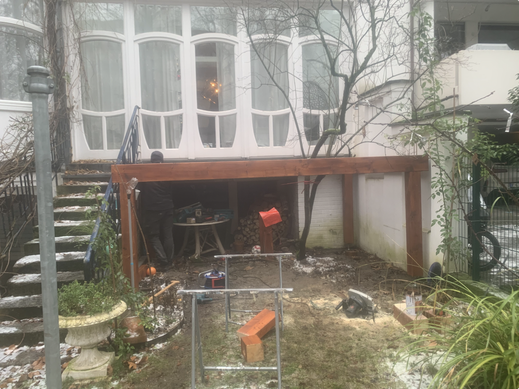 Bau von Unterkonstruktion einer Bangkirai Holzterrasse auf Stelzen im Garten im Raum Frankfurt