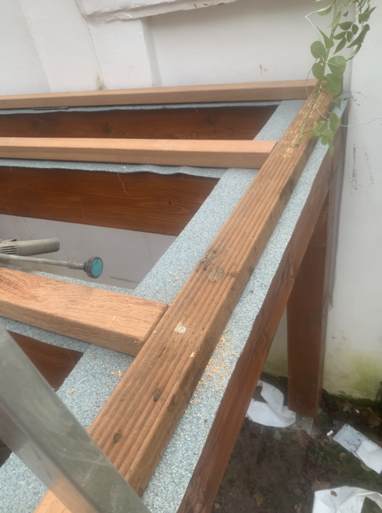 Detailansicht Unterkonstruktion einer Bangkirai Terrasse mit vorbereitetem Baumdurchlass im Garten im Raum Frankfurt
