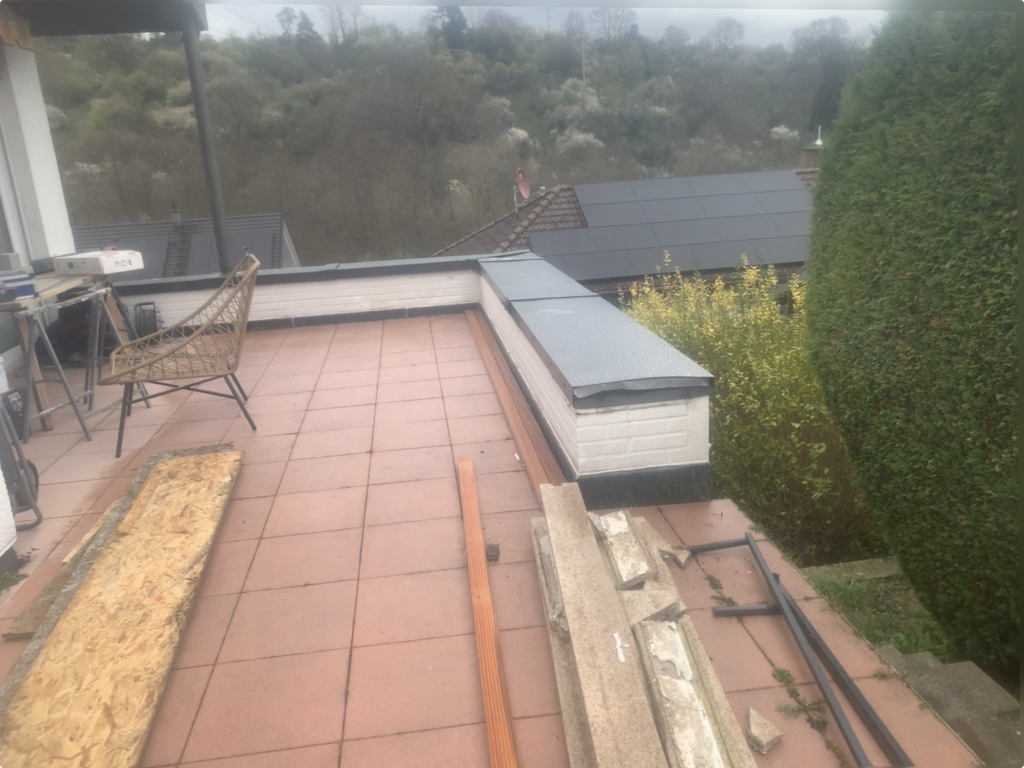 Vorbereitete Pflanzkästen mit Untergrundschutz für die Montage einer Ipe Holzabdeckung auf der Dachterrasse in Bad Soden