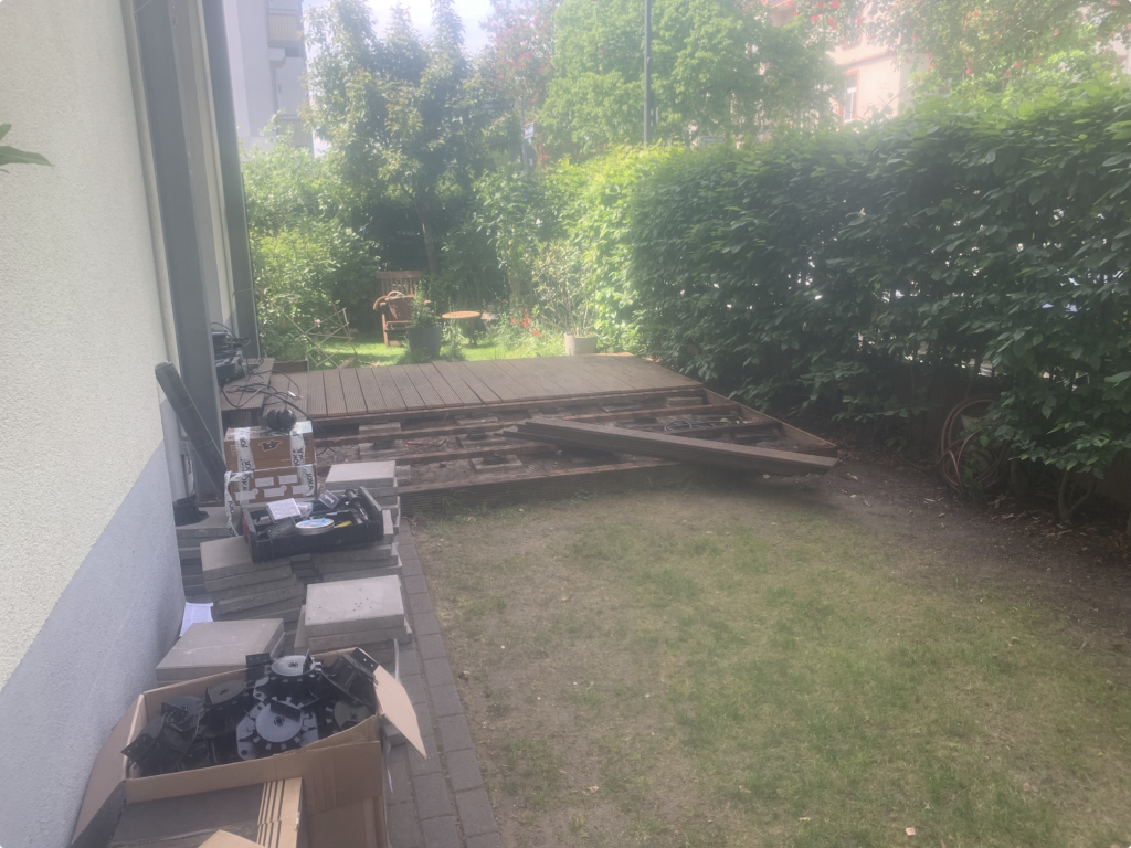 Beginn der Terrassensanierung in Frankfurt-Bornheim: Teilweise zurückgebaute Bangkirai-Terrasse mit freigelegter Unterkonstruktion vor dem Neubau einer größeren Bambusterrasse.