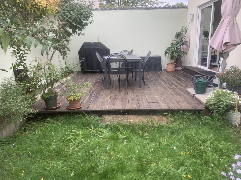 Alte, verwitterte Holzterrasse vor dem Abriss in einem Garten in Frankfurt-Fechenheim vor der Neugestaltung mit Garapa-Holzterrasse und Pergola