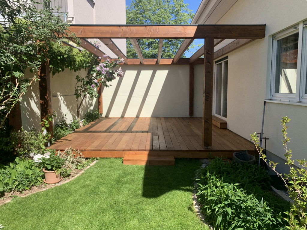 Neu gebaute Garapa-Holzterrasse mit maßgefertigter Pergola und modernem Gartenbereich in Frankfurt-Fechenheim