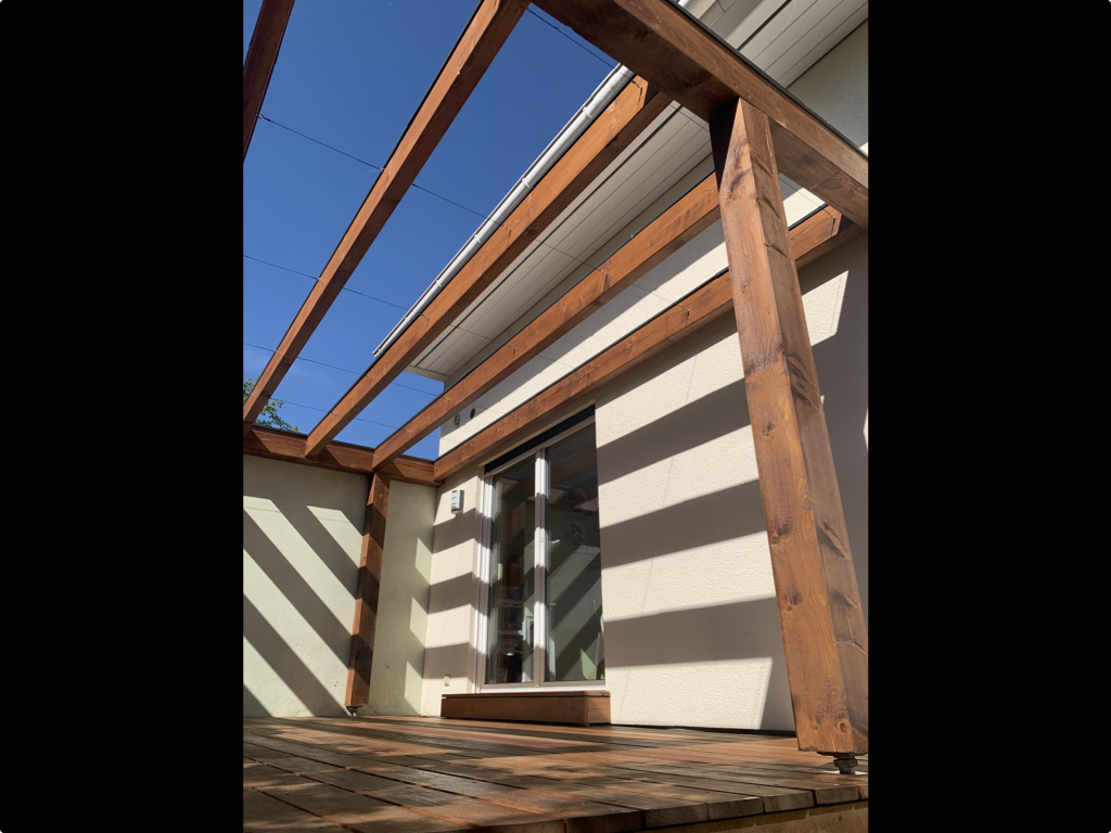 Hochwertige Pergolakonstruktion aus Holz über einer Garapa-Terrasse mit modernem Schattenspiel in Frankfurt-Fechenheim