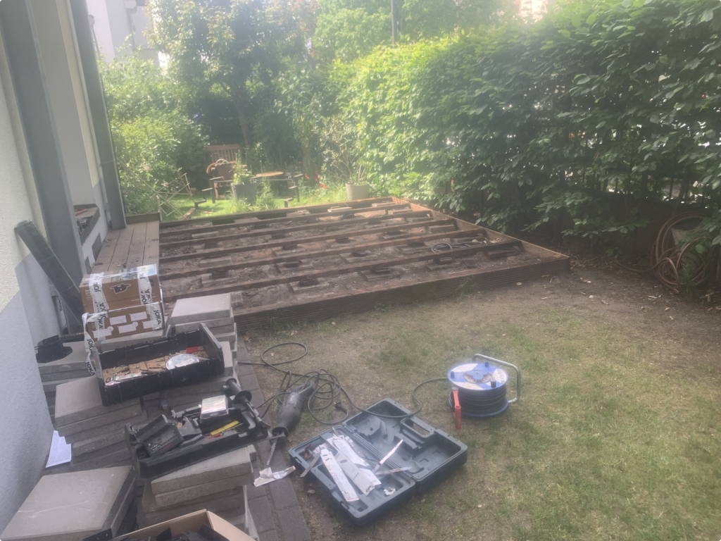 Freigelegte Unterkonstruktion der alten Bangkirai-Terrasse nach dem Rückbau in Frankfurt-Bornheim. Vorbereitung des Untergrunds für den Neubau einer größeren Bambusterrasse.