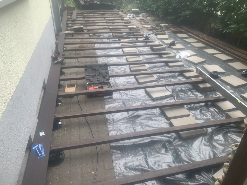 Aufbau der neuen Unterkonstruktion für eine Bambusterrasse in Frankfurt-Bornheim mit Stelzlagern, Terrassenlagern, Tragbalken und vorbereiteter Fläche für die spätere Verlegung der Bambusdielen.