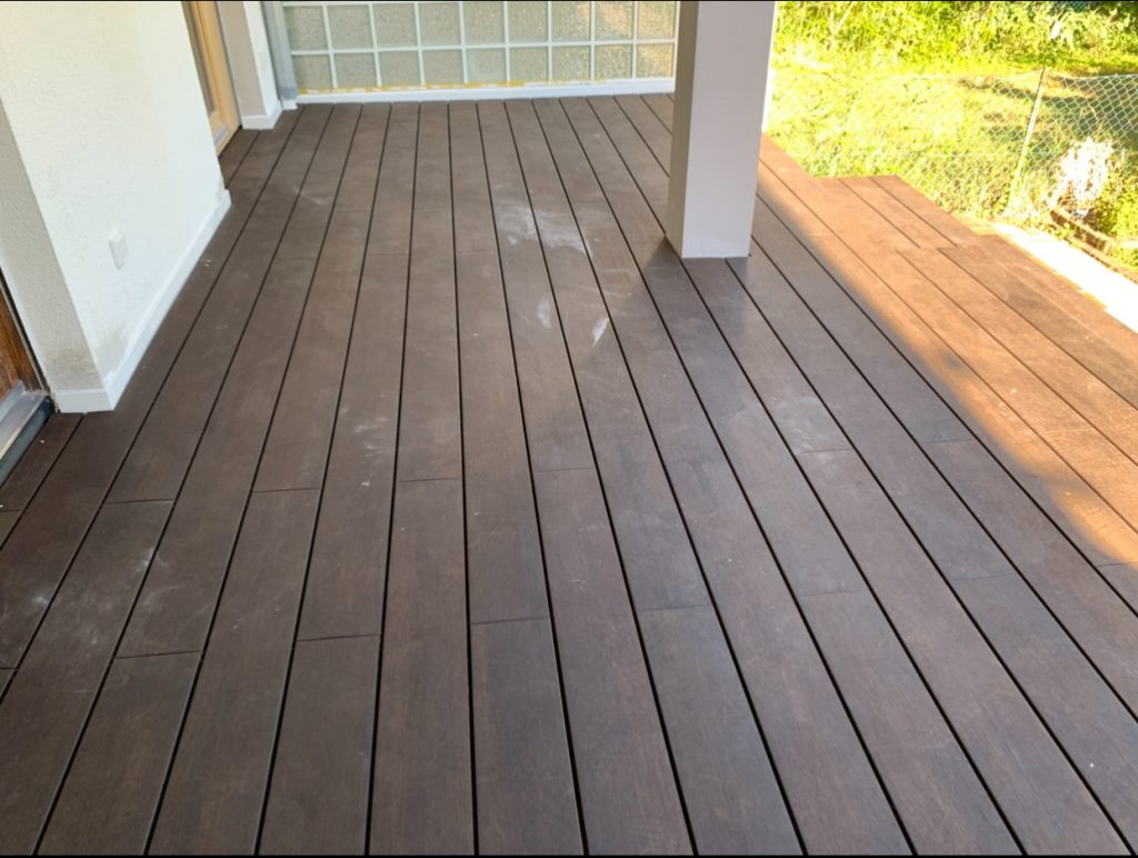 Fertiggestellte Bambusterrasse mit großzügiger Terrassenfläche.