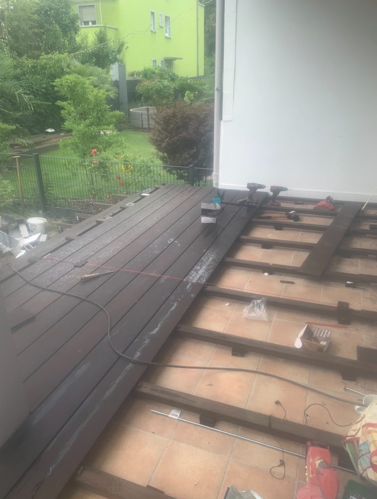 Montage der Bambusdielen während des Baus der neuen Terrasse.