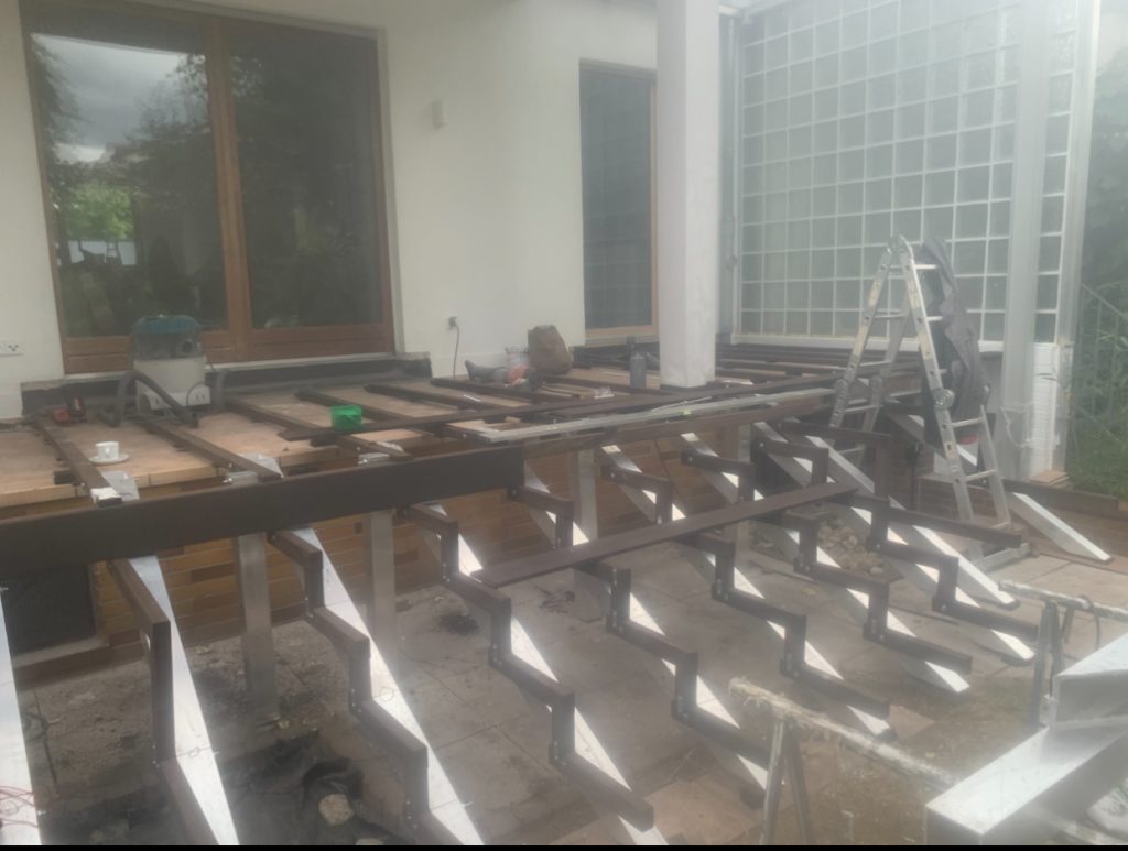 Montage der Aluminium-Hauptträger als tragende Konstruktion der neuen Terrasse.
