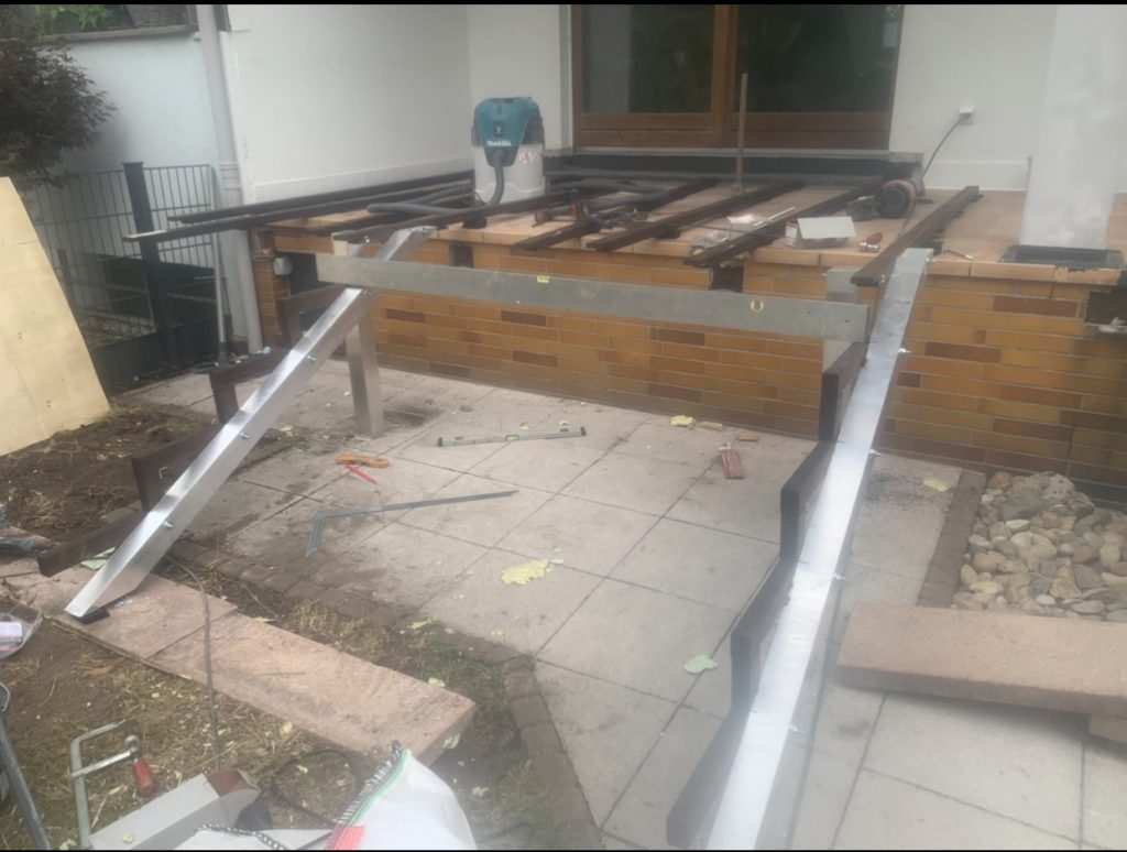 Beginn der Unterkonstruktion für die neue Bambusterrasse in Frankfurt-Bornheim.
