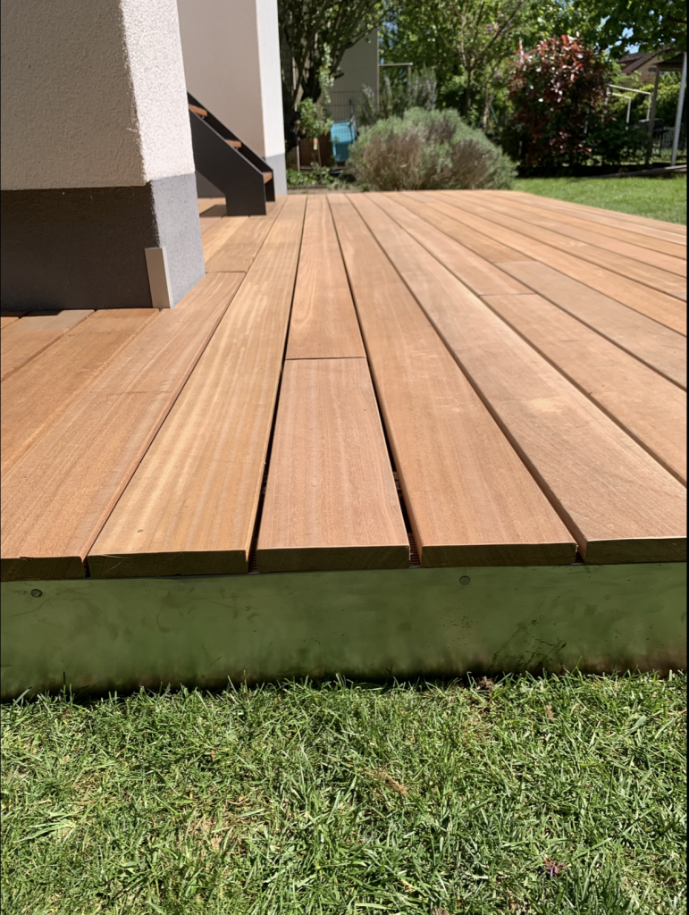 Detailaufnahme einer Bankirai-Terrasse mit hochwertiger Cortenstahlblende und präzise verlegten Hartholzdielen im Rhein-Main-Gebiet.
