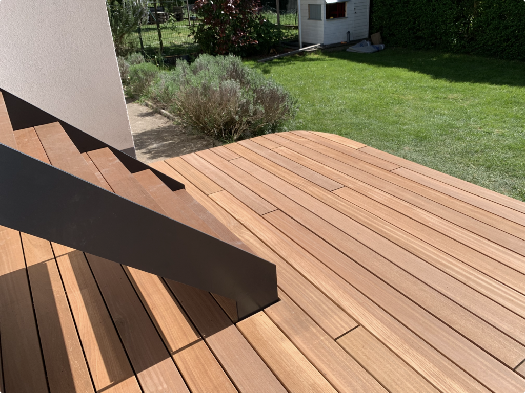 Detailansicht einer Bankirai-Terrasse mit verdeckter Verschraubung und Verlegung im wilden Verband im Rhein-Main-Gebiet.