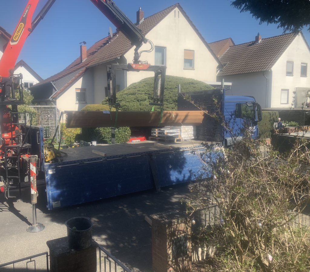 Anlieferung von Bankirai-Terrassendielen per Kran für den Bau einer Holzterrasse im Raum Frankfurt.