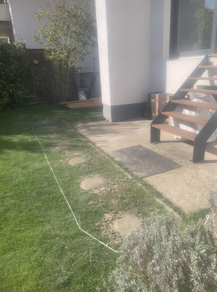 Herstellung der Punktfundamente für eine Bankirai-Terrasse mit individueller Form im Raum Frankfurt.
