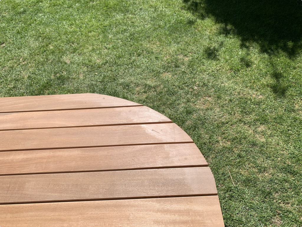 Abgerundete Bankirai-Terrasse mit individueller Formgebung und hochwertiger Holzoberfläche im Rhein-Main-Gebiet.