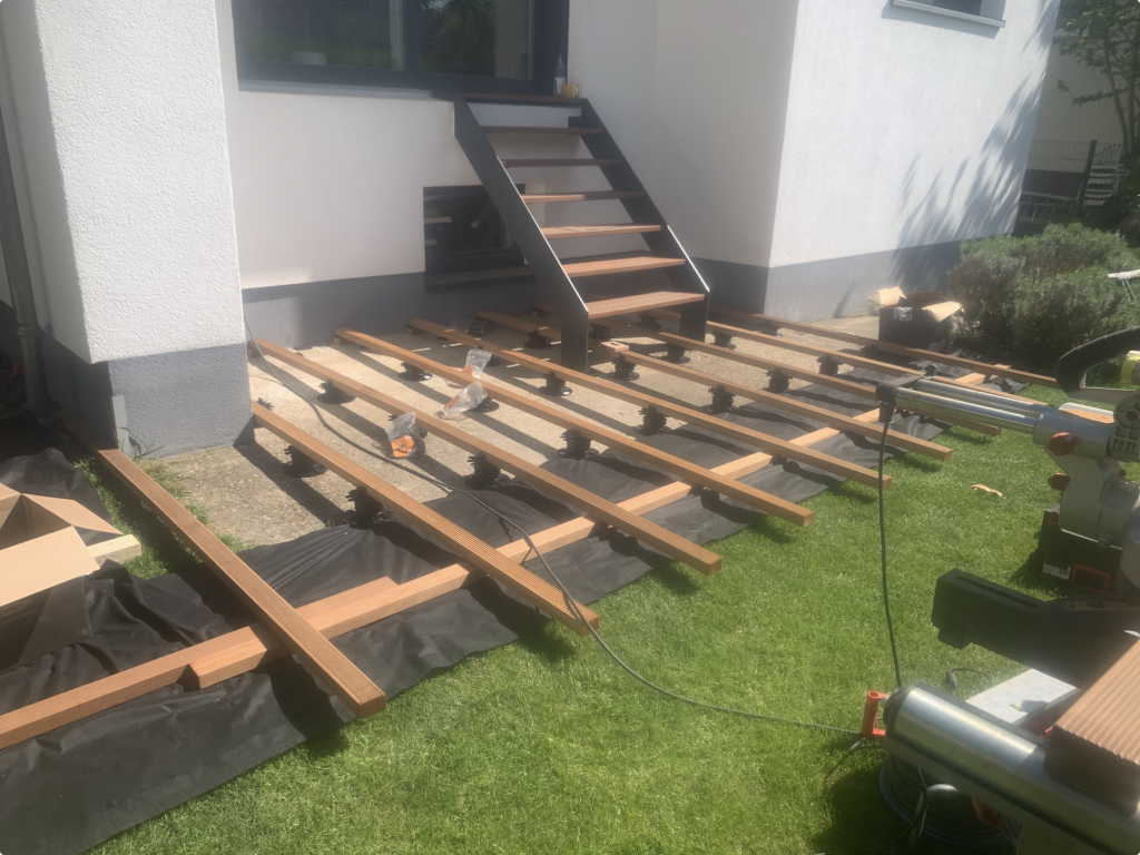 Montage der Unterkonstruktion einer Bankirai-Terrasse auf höhenverstellbaren Stelzlagern im Raum Frankfurt.