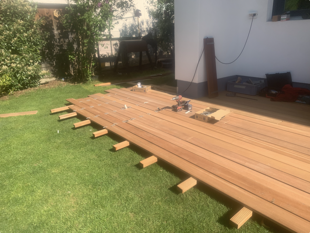 Montage einer Bankirai-Terrasse mit verdeckter Befestigung und nicht sichtbarer Verschraubung im Rhein-Main-Gebiet.