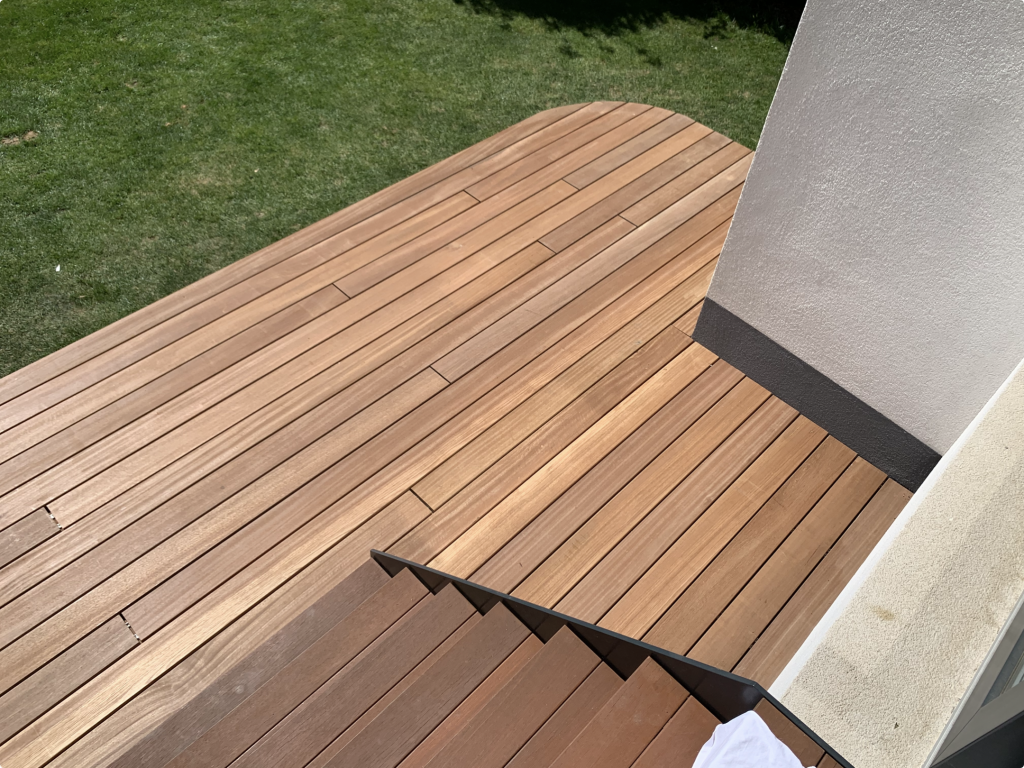 Bankirai-Terrasse mit verdeckter Verschraubung, wildem Verband und abgerundeter Vorderkante im Rhein-Main-Gebiet.