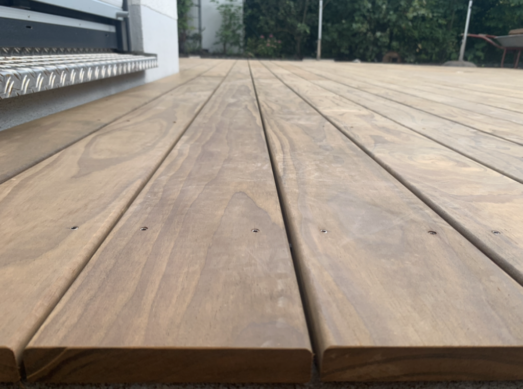 Detailaufnahme der Kebony-Terrassendielen mit natürlicher Holzmaserung.
