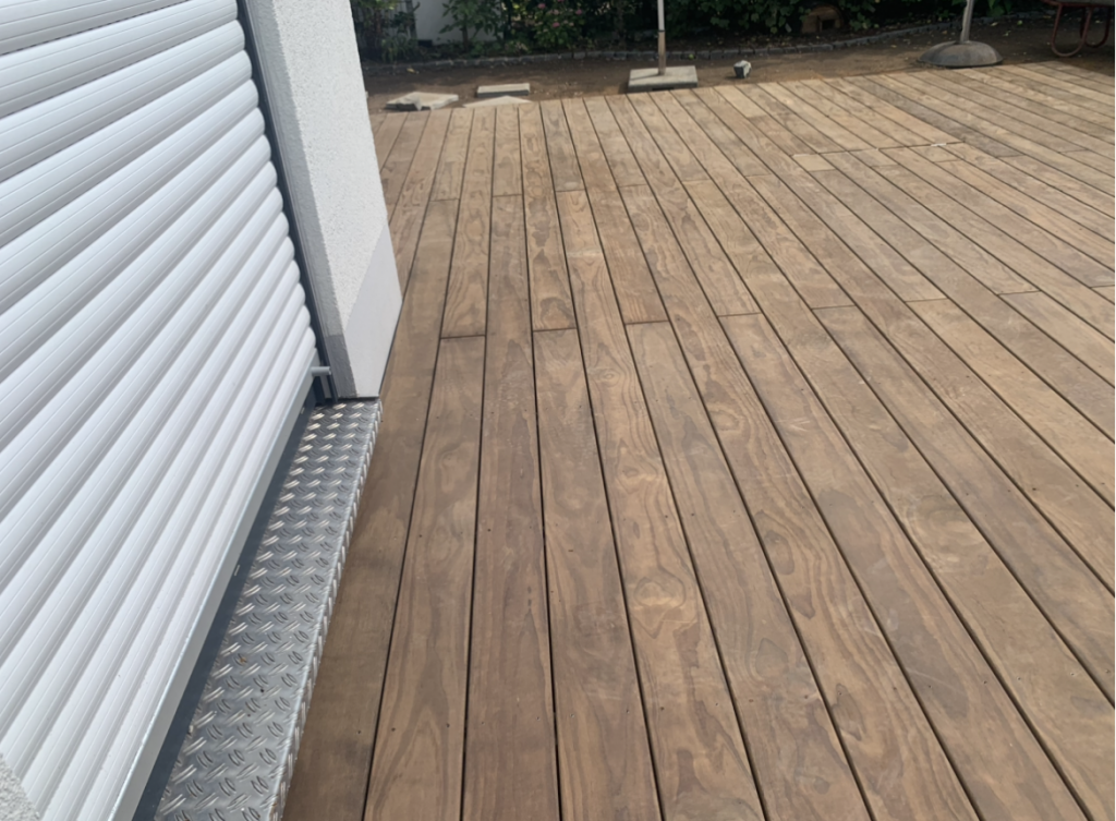 Detailansicht der Kebony-Terrasse mit bündig integrierter Wartungsklappe.