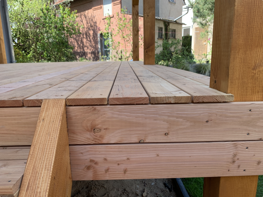 Detailaufnahme sauber verlegter Douglasie-Terrassendielen mit hochwertigem Abschluss.