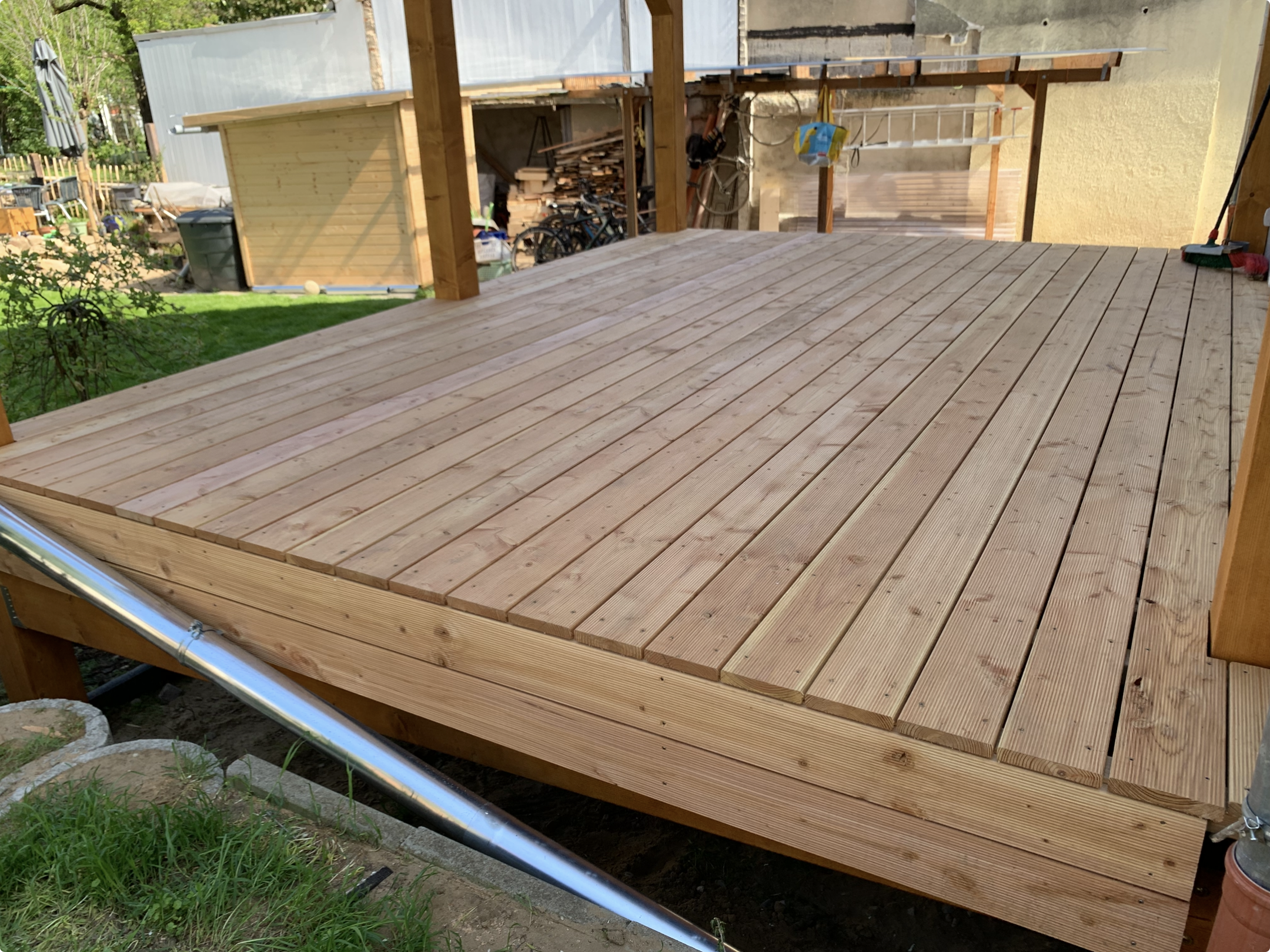 Großzügige Holzterrasse aus Douglasie mit hochwertiger Dielenverlegung.