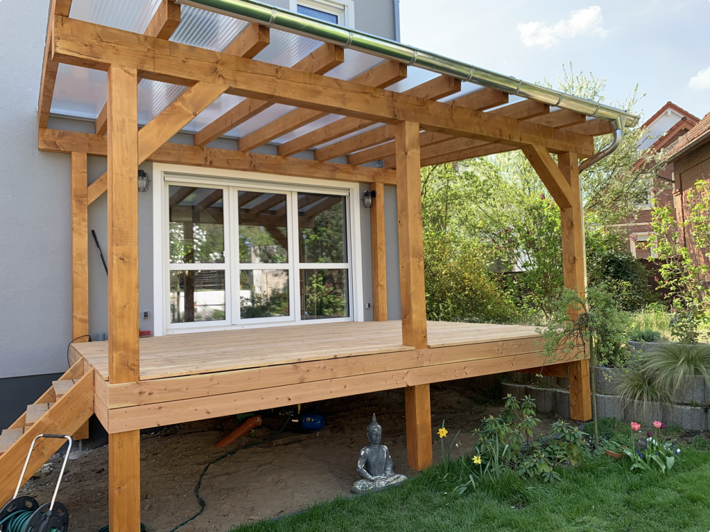 Hochwertige Holzterrasse aus Douglasie mit maßgefertigter Terrassenüberdachung in der Rhein-Main-Region.