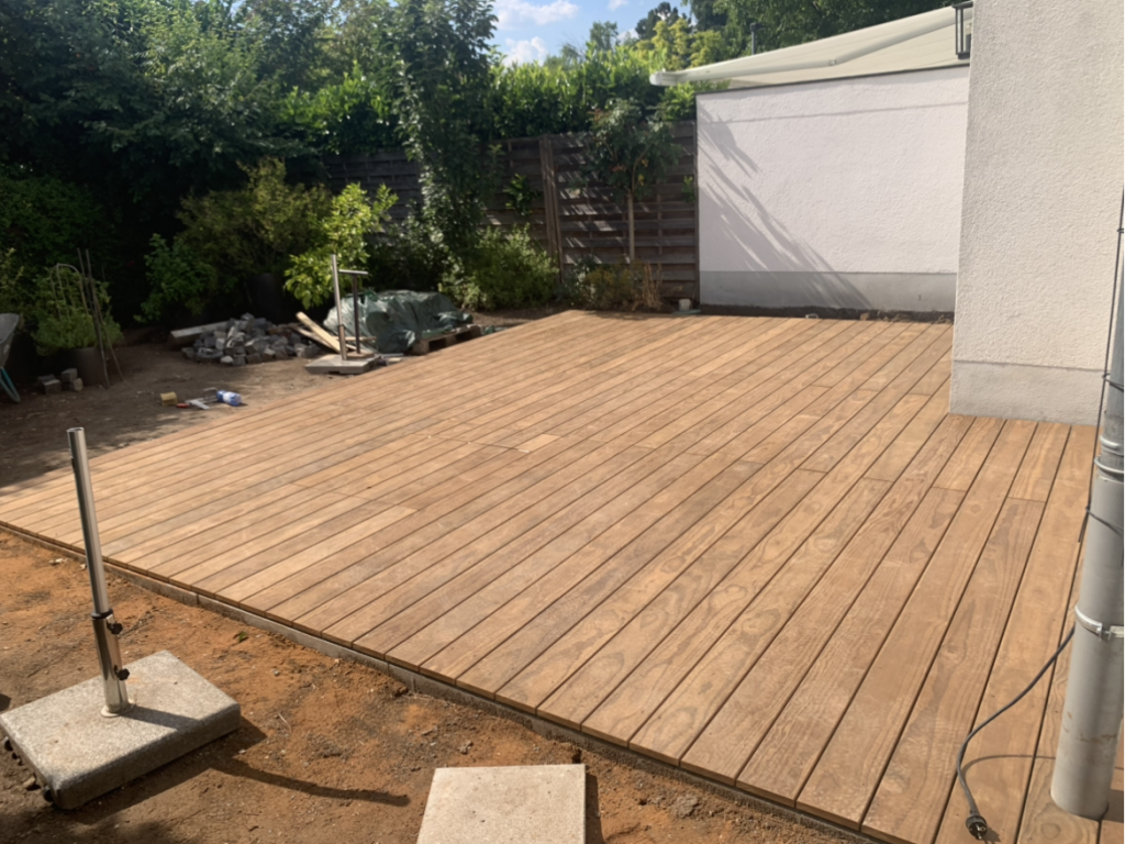 Fertiggestellte Kebony-Terrasse in Frankfurt Nordend-Ost.