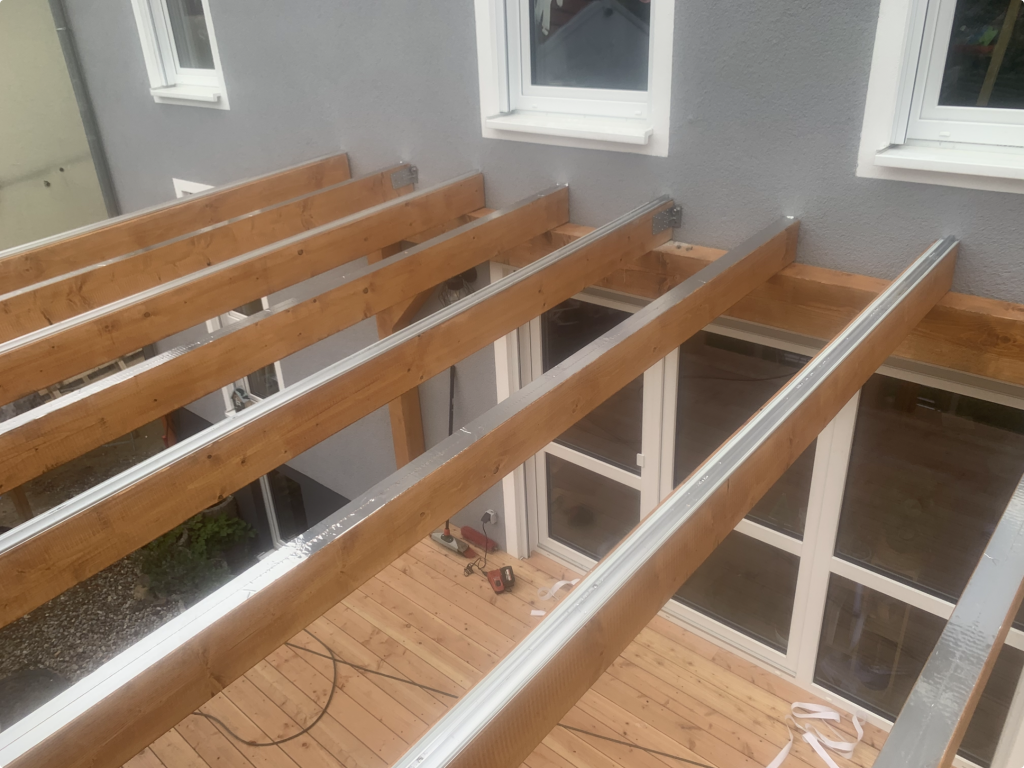 Holzkonstruktion einer maßgefertigten Terrassenüberdachung aus KVH vor der Dacheindeckung.