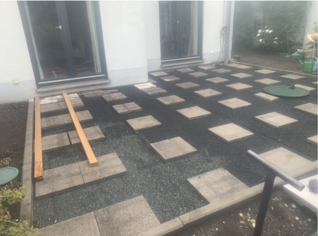 Vorbereiteter Untergrund mit Splitt und Betonplatten für eine Kebony-Terrasse in Frankfurt.