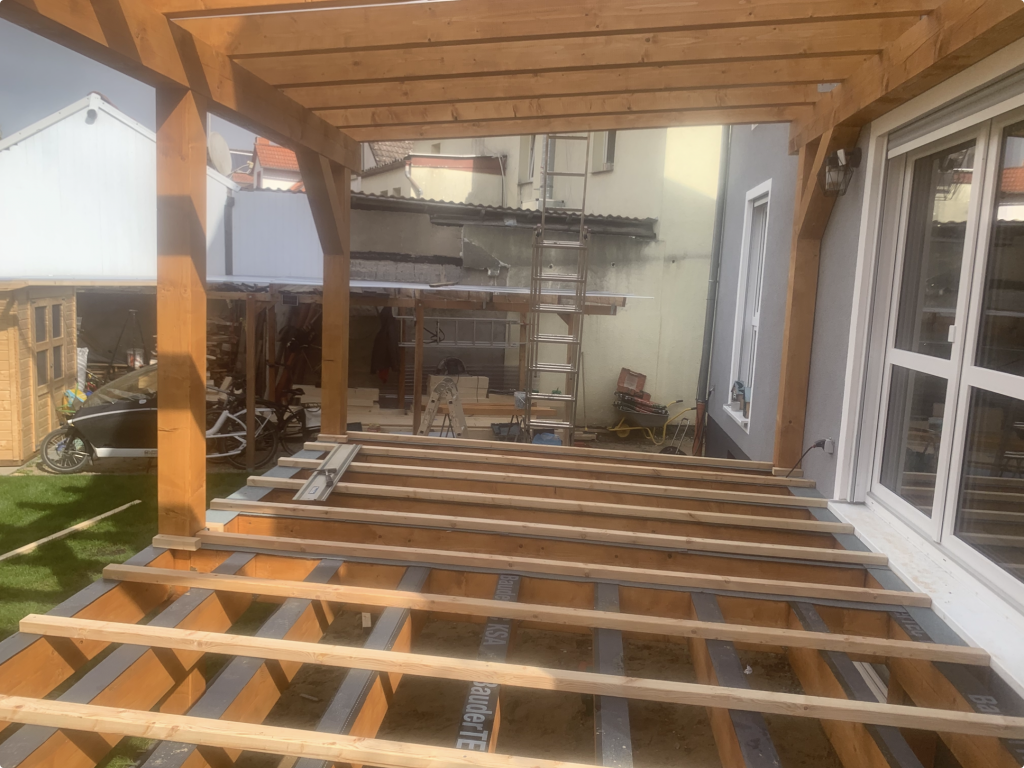Unterkonstruktion einer erhöhten Holzterrasse aus Konstruktionsvollholz (KVH) und Douglasie