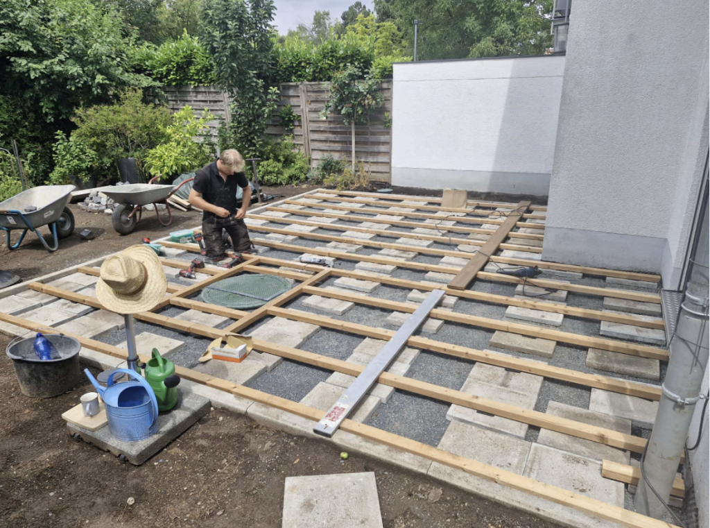 Montage der Holzunterkonstruktion einer Kebony-Terrasse in Frankfurt Nordend-Ost.