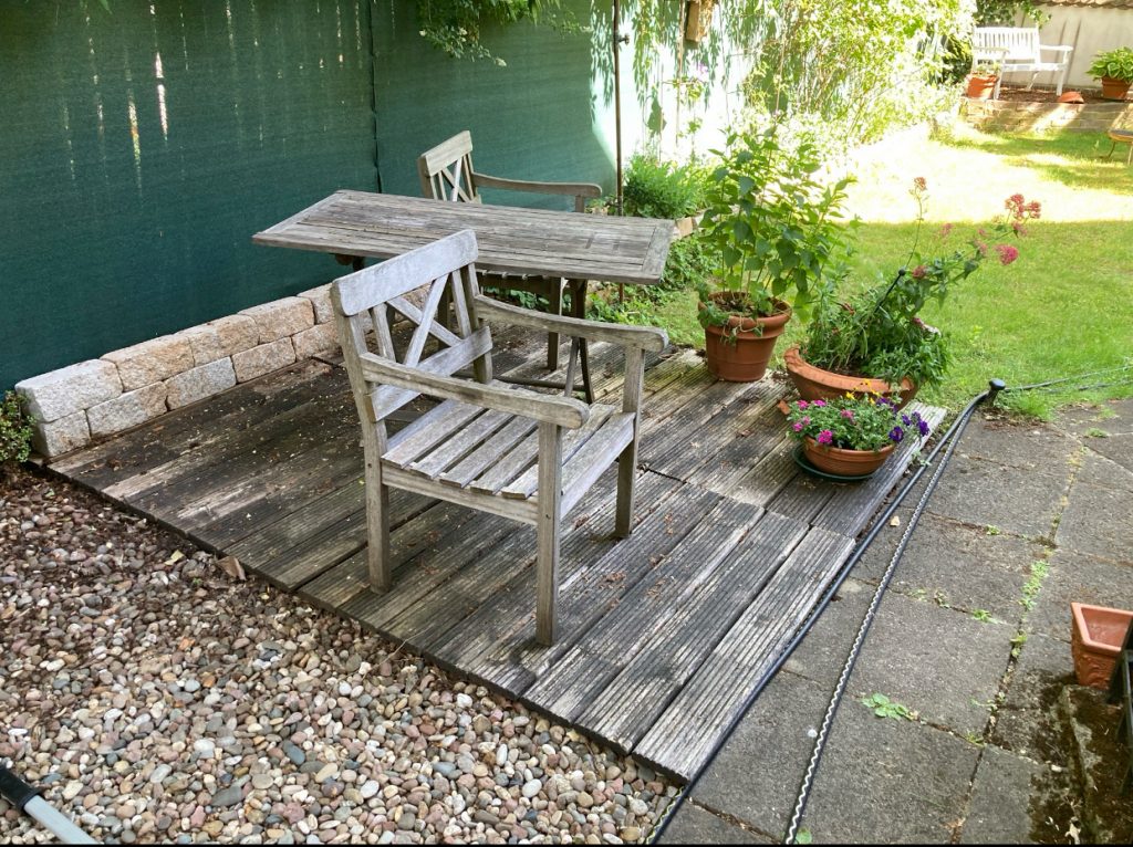 Alte verwitterte Holzterrasse vor dem Neubau einer WPC-Terrasse in Frankfurt-Eckenheim