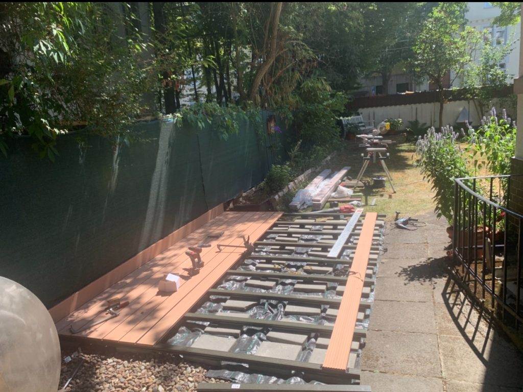Verlegung von Megawood WPC-Terrassendielen auf der Unterkonstruktion in Frankfurt-Eckenheim